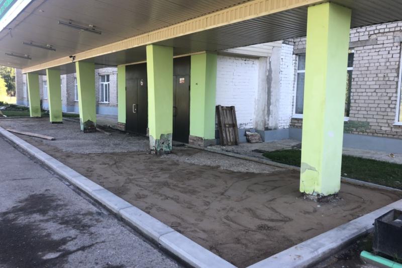 Продолжаются работы по благоустройству территории