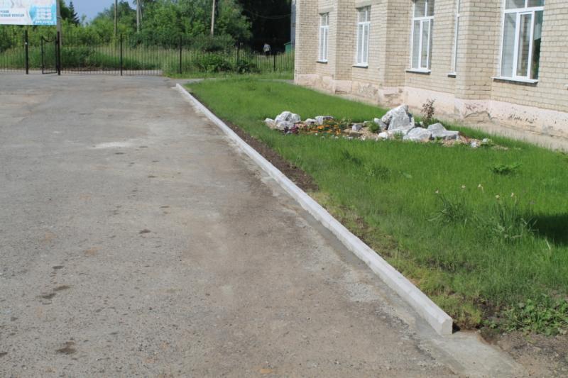 Закончены работы по замене бордюров на территории колледжа. Фасад здания-это лицо колледжа.
