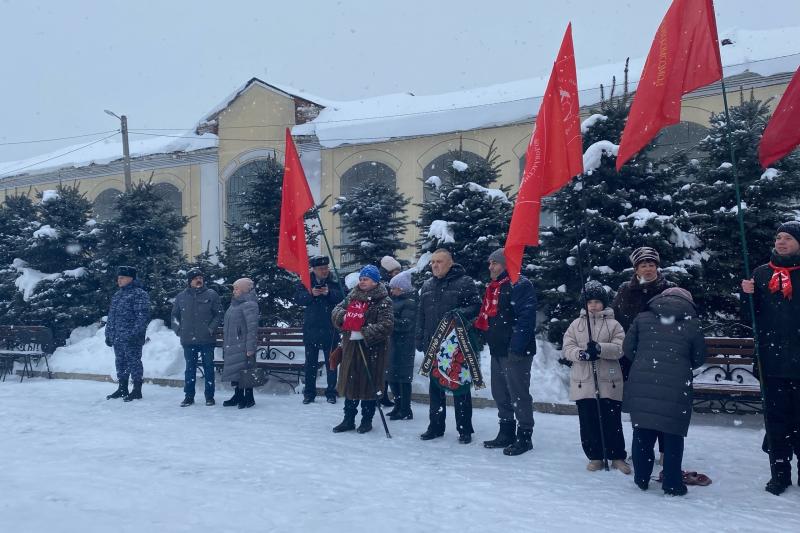 Церемония возложения венков к памятнику ленинградцам-блокадникам