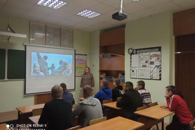 Сегодня в нашем колледже прошло важное занятие из цикла «Разговоры о важном» на тему «Год защитника Отечества»